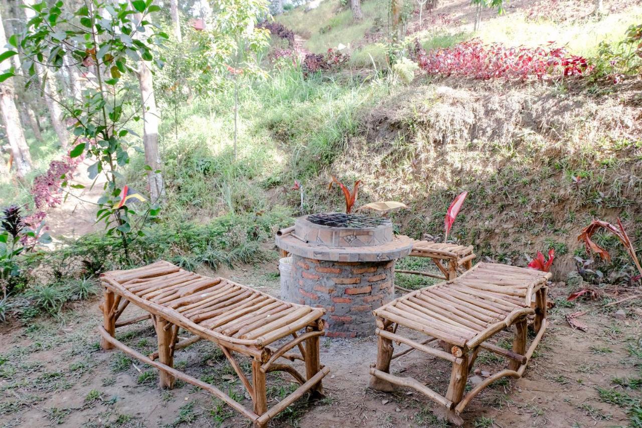 Oyo 1175 Oemah Djowo Resort Magetan Kültér fotó